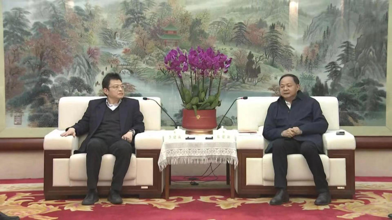慰问中，郑建新与在长院士李建成交流座谈。均为长沙晚报全媒体记者 黄汝兮 摄