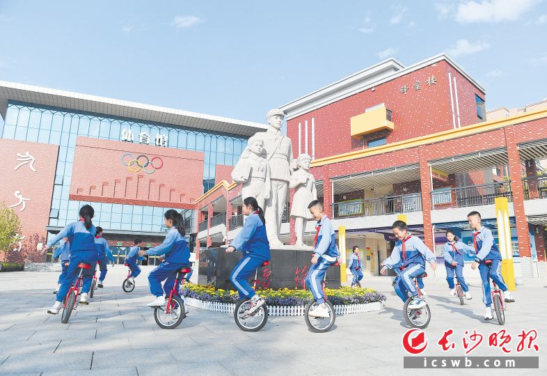 湖南湘江新区的雷锋新城实验小学广场上，学生们在进行独轮车展示。 长沙晚报全媒体记者 邹麟 摄