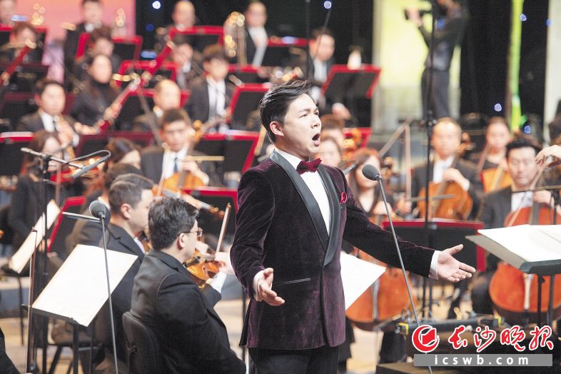 歌唱家演绎华彩乐章。
