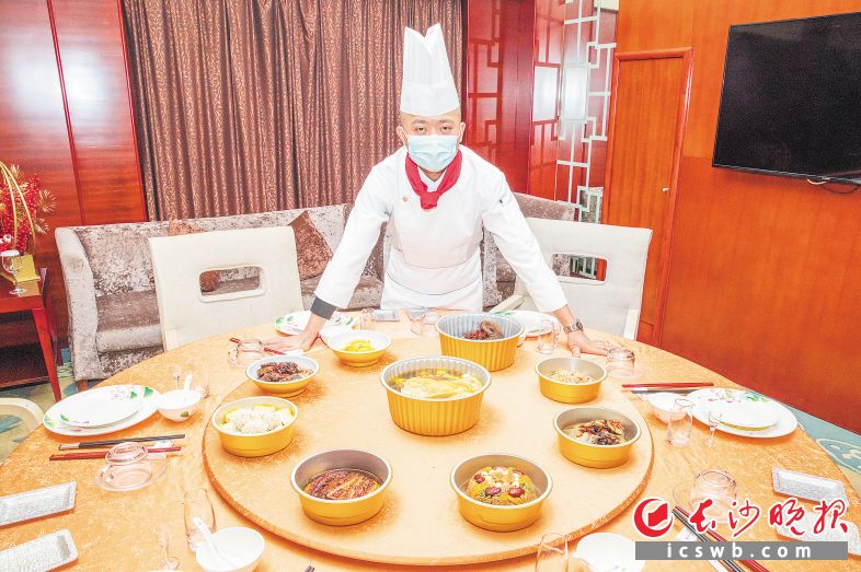 湖南华天大酒店推出预制菜外带年夜饭等服务以满足消费者过年期间的多元需求。长沙晚报全媒体记者 董阳 摄
