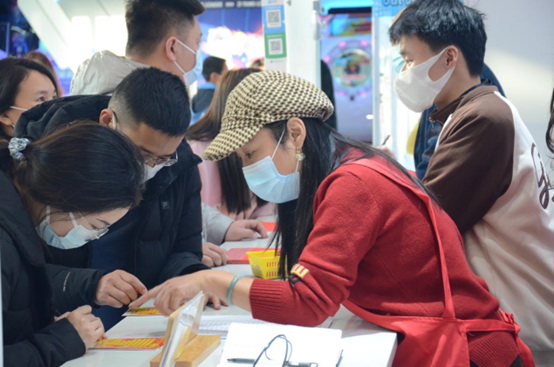 体验刮刮乐的市民络绎不绝