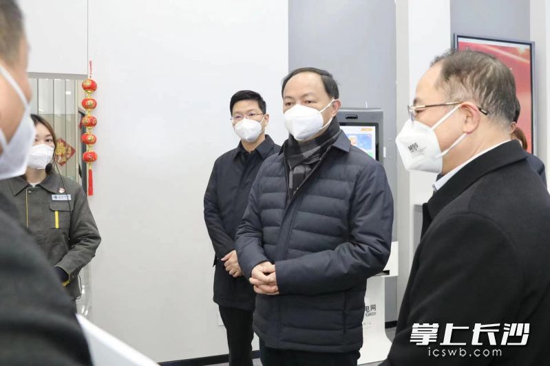在国网雨东供电营业厅，郑建新详细了解节日期间电力供应、电网安全、值班值守等情况。刘书勤 摄
