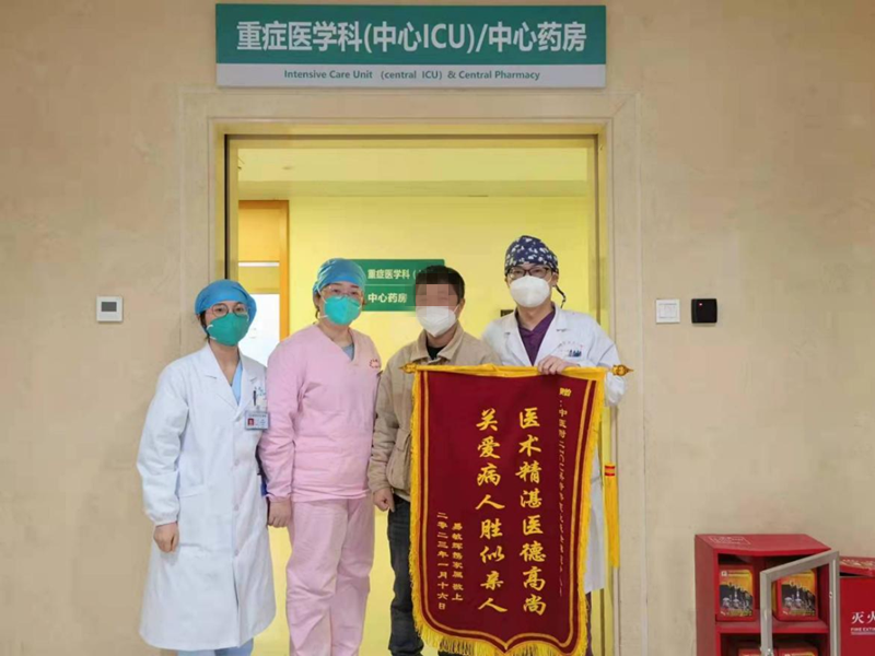 易女士的儿子给ICU医护团队送来锦旗。