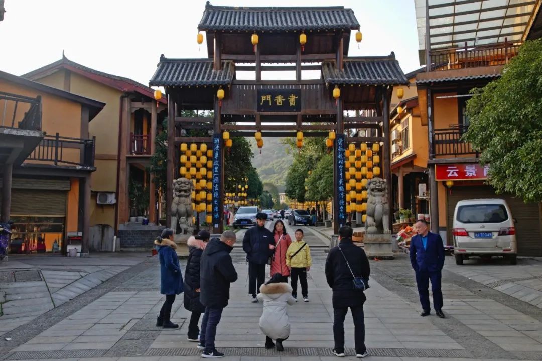 欧阳询文化园，游客漫步其中