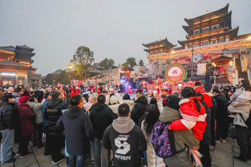 景区设置了国潮灯会、庙会大集等特色项目,邀请广大游客品年味美食，享团圆假期