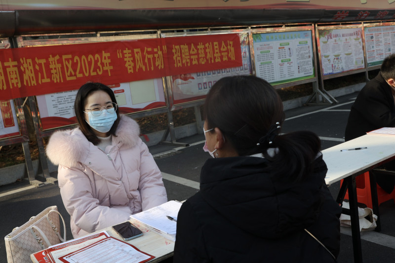 招聘会现场，求职者正在咨询。均为通讯员 彭毓妍 供图