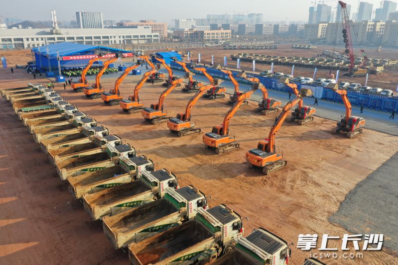 29日，总投资100.6亿元的超精密高端制造产业基地项目正式开工。长沙晚报全媒体记者 黄启晴 摄