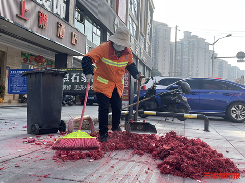 1月29日，长沙林大路上，环卫工正在清扫鞭炮屑。杨洁规摄