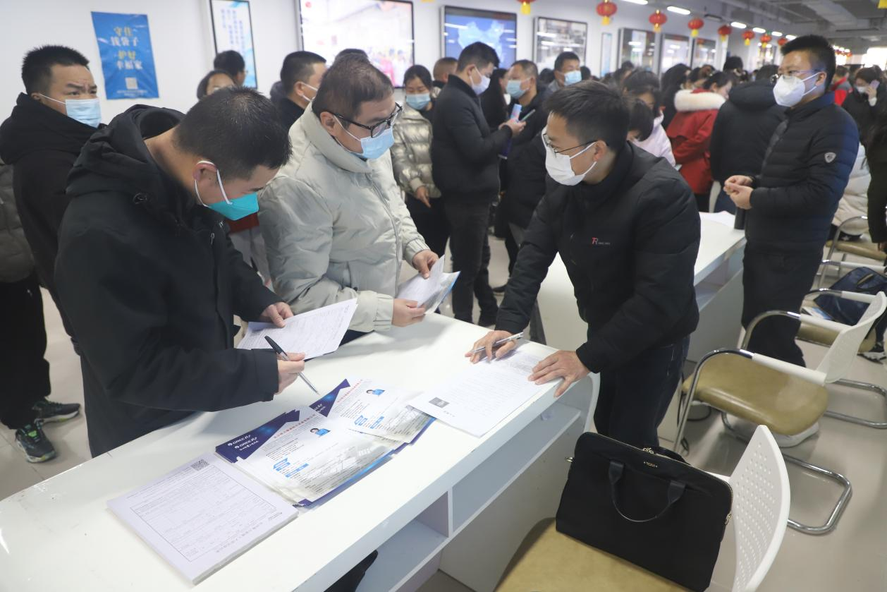 求职者在招聘企业展位前驻足咨询