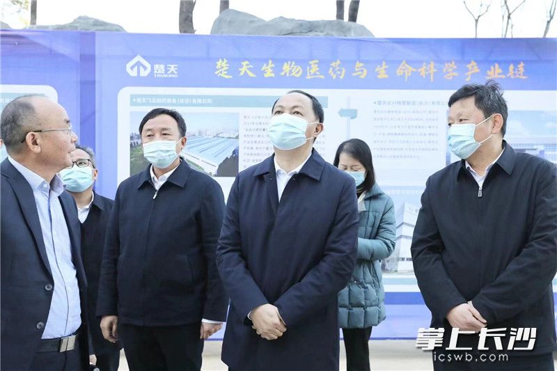 郑建新在楚天科技股份有限公司调研企业智能制造基地建设情况。刘书勤摄