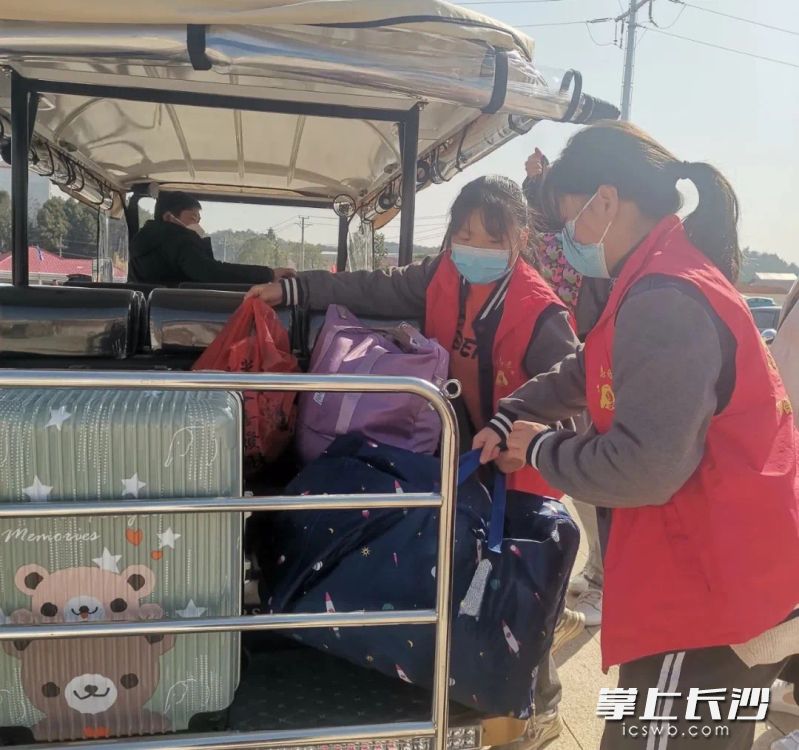志愿者为入校学生运送行李。   长沙晚报通讯员 曹淑媛 摄
