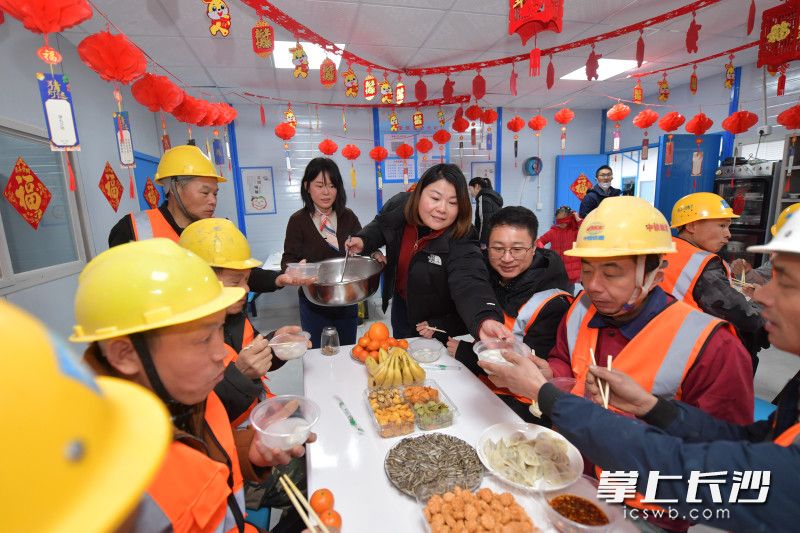 今日上午，中建二局梅溪湖花园城项目喜庆团圆闹元宵，现场满是欢声笑语。 均为长沙晚报全媒体记者 王志伟 摄