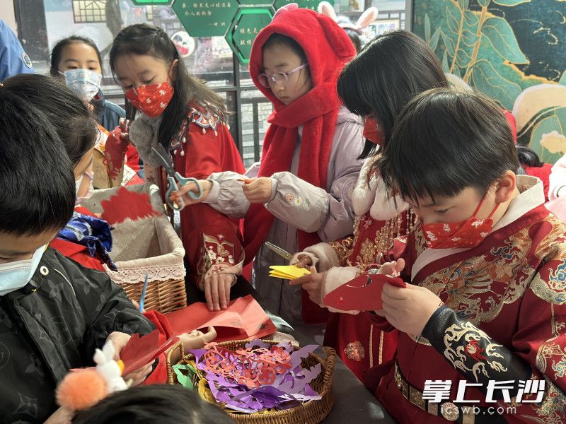 孩子们在丰富多彩的互动体验中感受“双减”之下的快乐。  均为长沙晚报全媒体记者刘俊、通讯员赵瑞摄