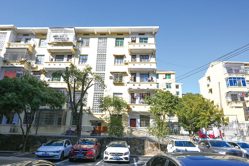 走进改造后的淮川街道北正社区农业局宿舍小区，重新粉刷后的外墙和楼道焕然一新，柏油路面平坦整洁，车辆摆放有序。