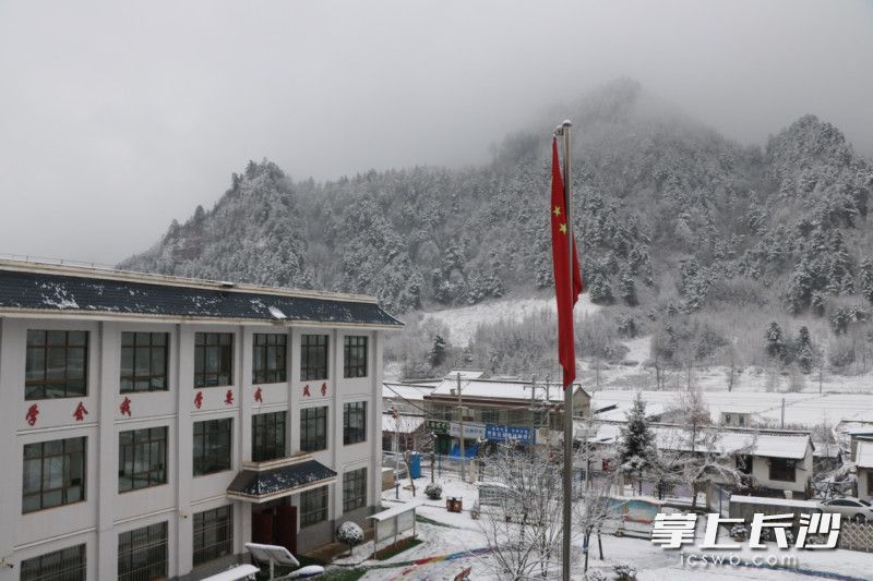 从教学楼三层远眺，可以望见远方的山峰。 刘舟 摄