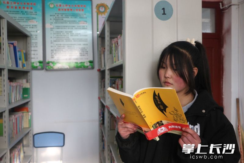 焕然一新的图书室中，崭新的书籍吸引着同学们的目光。刘舟 摄