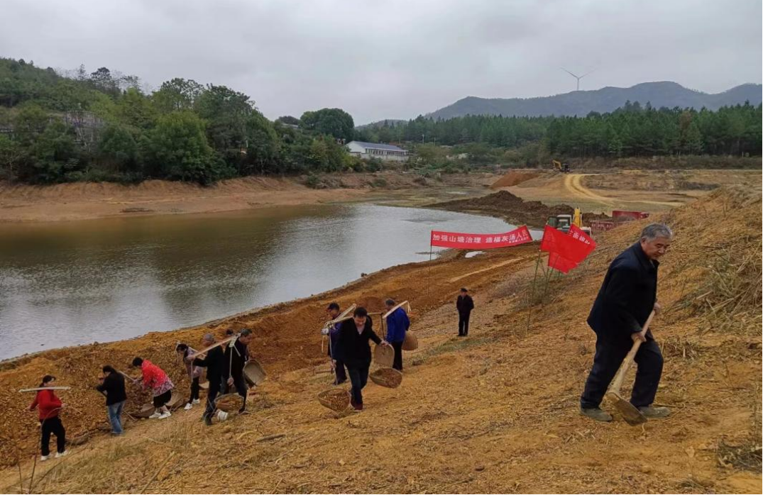 ▲灰汤镇党群群众助力山塘建设。