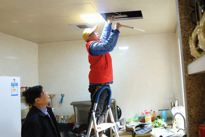 26日一早，志愿者廖友章就来到居民林耀先老人家中，为其更换灯具。均为长沙晚报全媒体记者 颜开云 摄