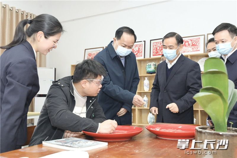 在长沙职业技术学院，郑建新走进特殊教育创新创业基地，了解学校建设情况。刘书勤 摄