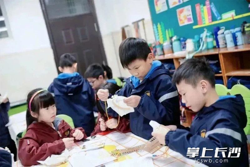 男生也不示弱，一针一线很是认真。