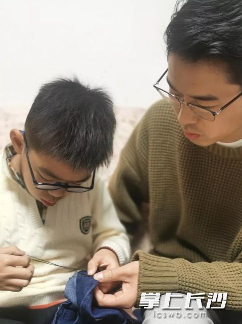 回家了，缝缝补补也是一把好手。