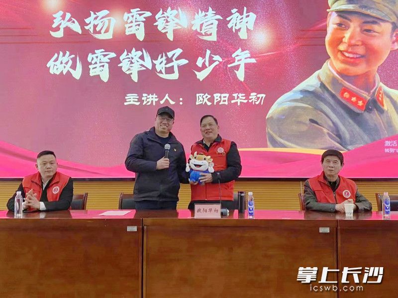 欧阳华初（右二）给师生讲雷锋故事。