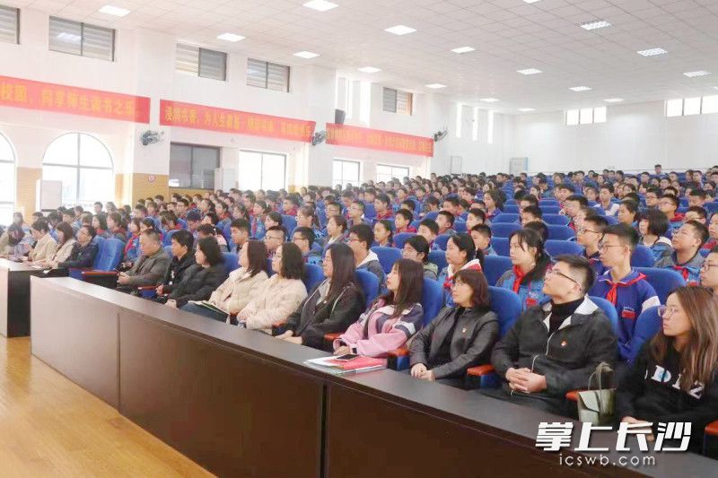 清廉大讲堂给让学生们感慨万千。