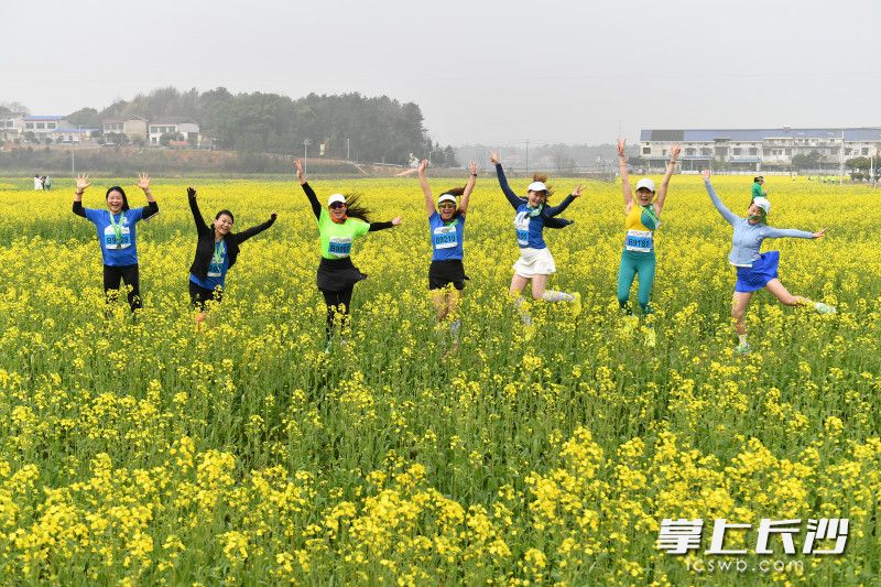 比赛结束后，参赛选手在茶亭花海中游玩。