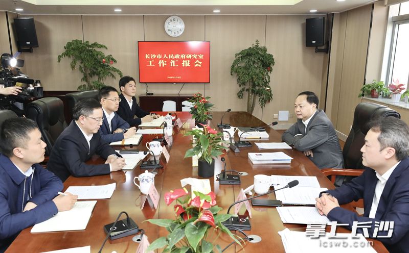 郑建新调研市政府研究室。刘书勤 摄