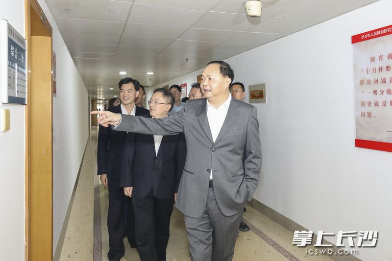 郑建新调研市政府研究室。刘书勤 摄