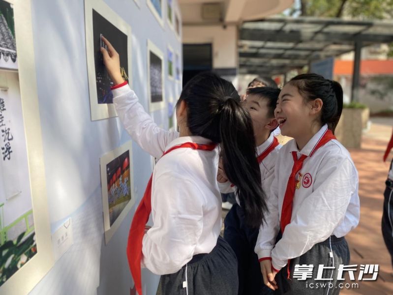 富有创意的作品吸引了孩子们的目光。照片由学校提供。