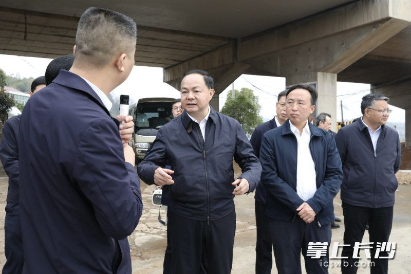 郑建新在宁乡市大成桥镇调研小农水建设及灌溉水渠疏浚改造情况。 刘书勤 摄