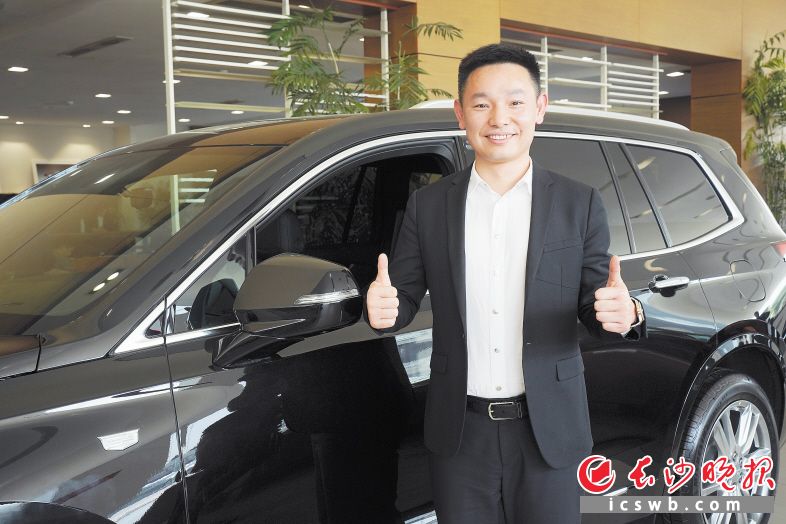 湖南九城集团凯迪拉克4S店总经理黄顾 车展组委会供图 湖南九城集团凯迪拉克4S店总经理黄顾 车展组委会供图