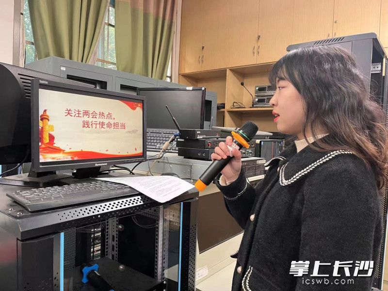 张冰洁利用校园电视台进行播报。