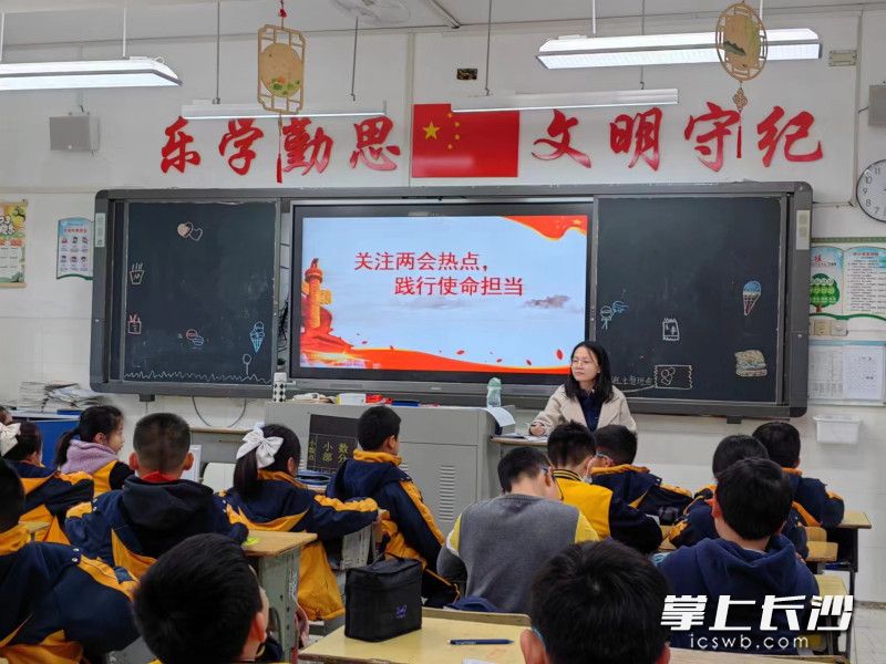 博才咸嘉小学开展的党团队员“两会新闻播报”正在火热进行中。均为通讯员供图