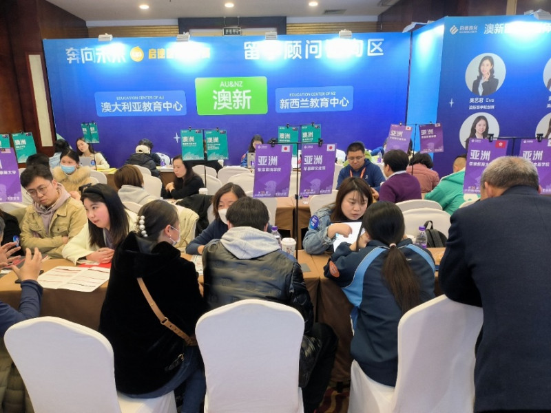 现场咨询火爆,还有不少穿着校服的高中生。长沙晚报通讯员 李颖摄 现场咨询火爆,还有不少穿着校服的高中生。长沙晚报通讯员 李颖摄