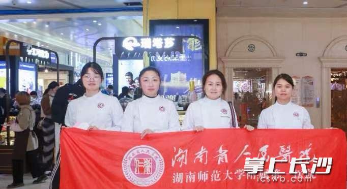 快闪行为艺术,向社会宣传“爱睡”可能是一种病,让更多的人重视、了解发作性睡病。图片均为通讯员 曹艳 摄 快闪行为艺术,向社会宣传“爱睡”可能是一种病,让更多的人重视、了解发作性睡病。图片均为通讯员 曹艳 摄