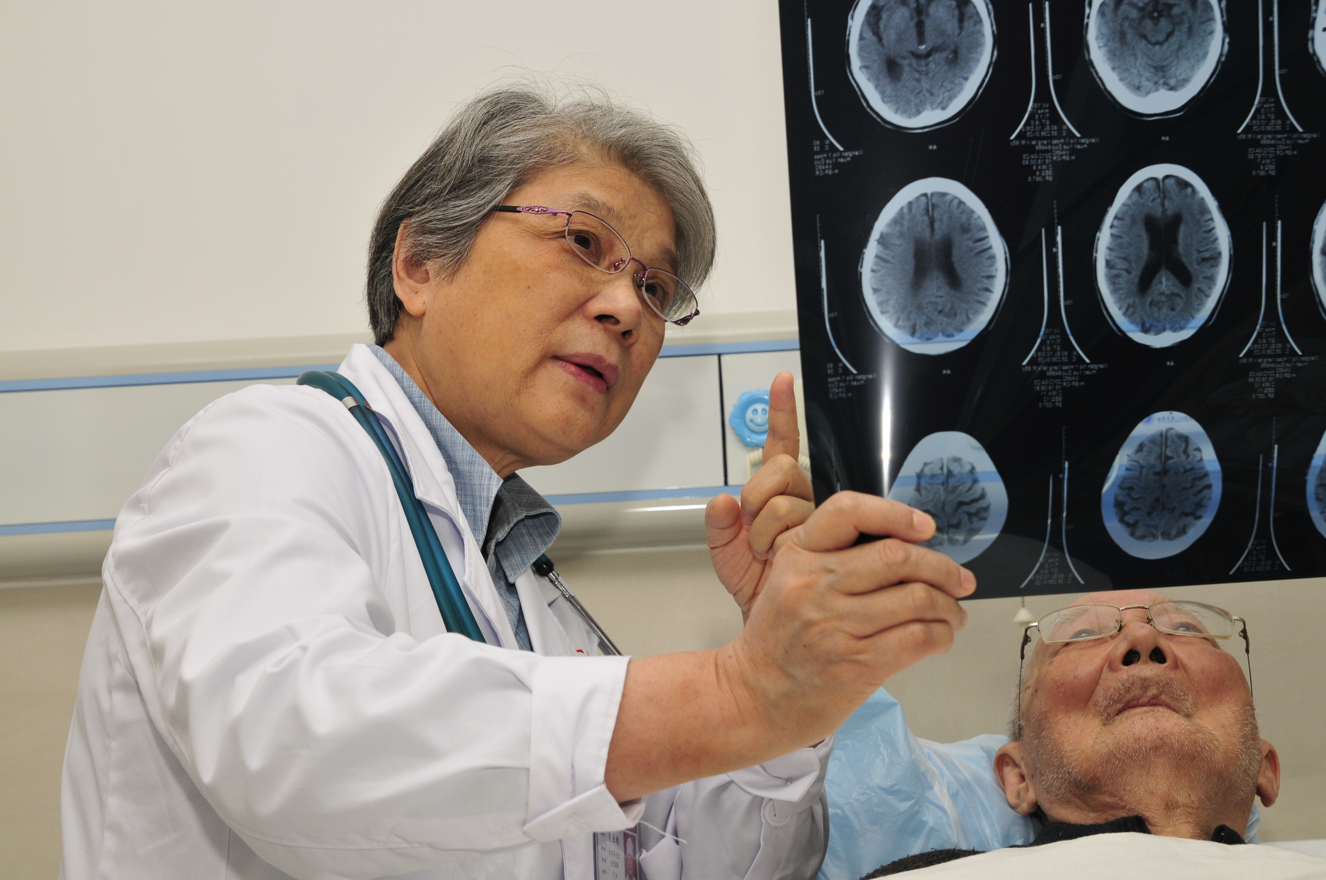 金奖《行医五十载 初心永不改》 殷成 摄