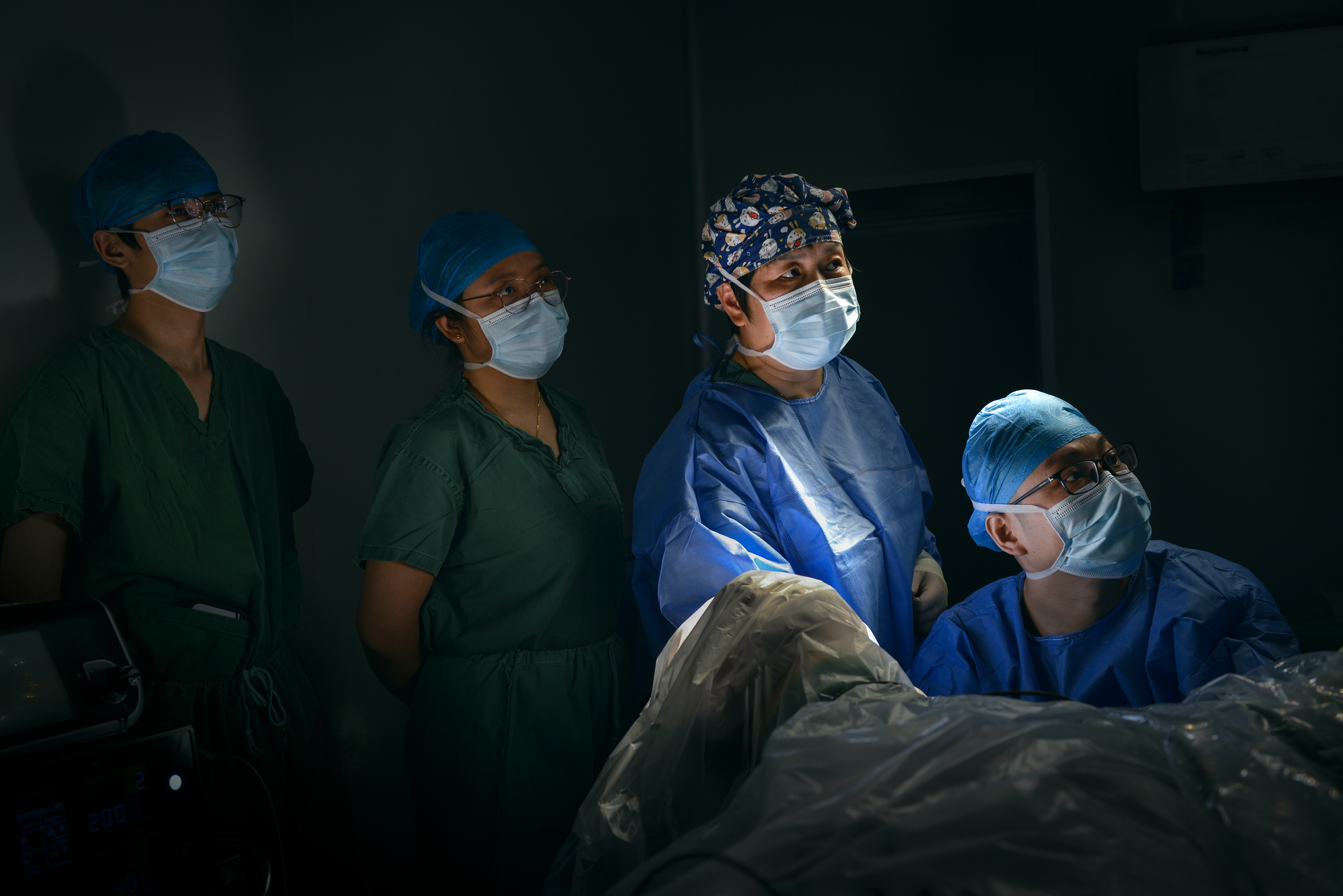 金奖《以心为灯 守护生命》 刘奕 摄