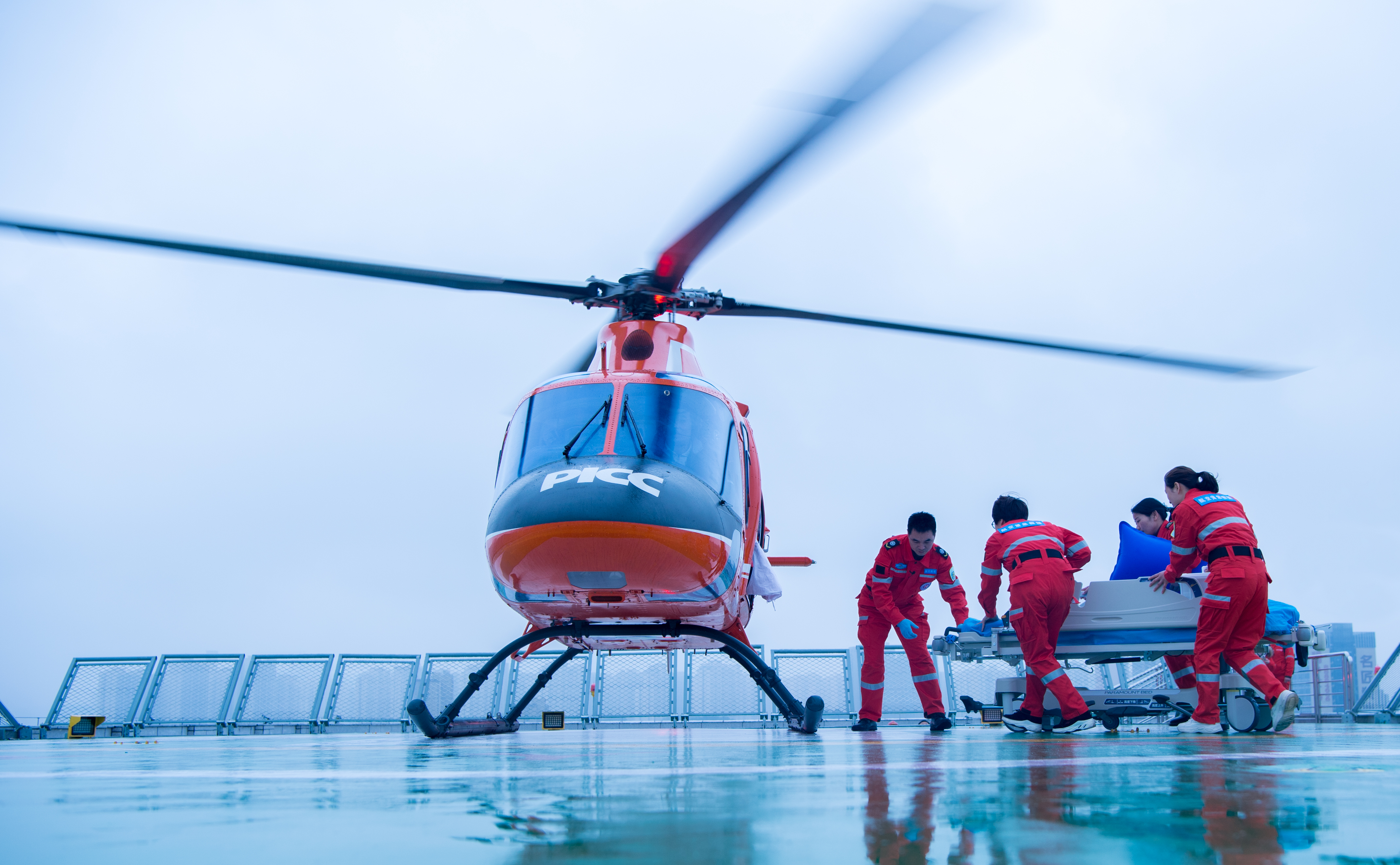 银奖《空中尖兵》 申勇 摄