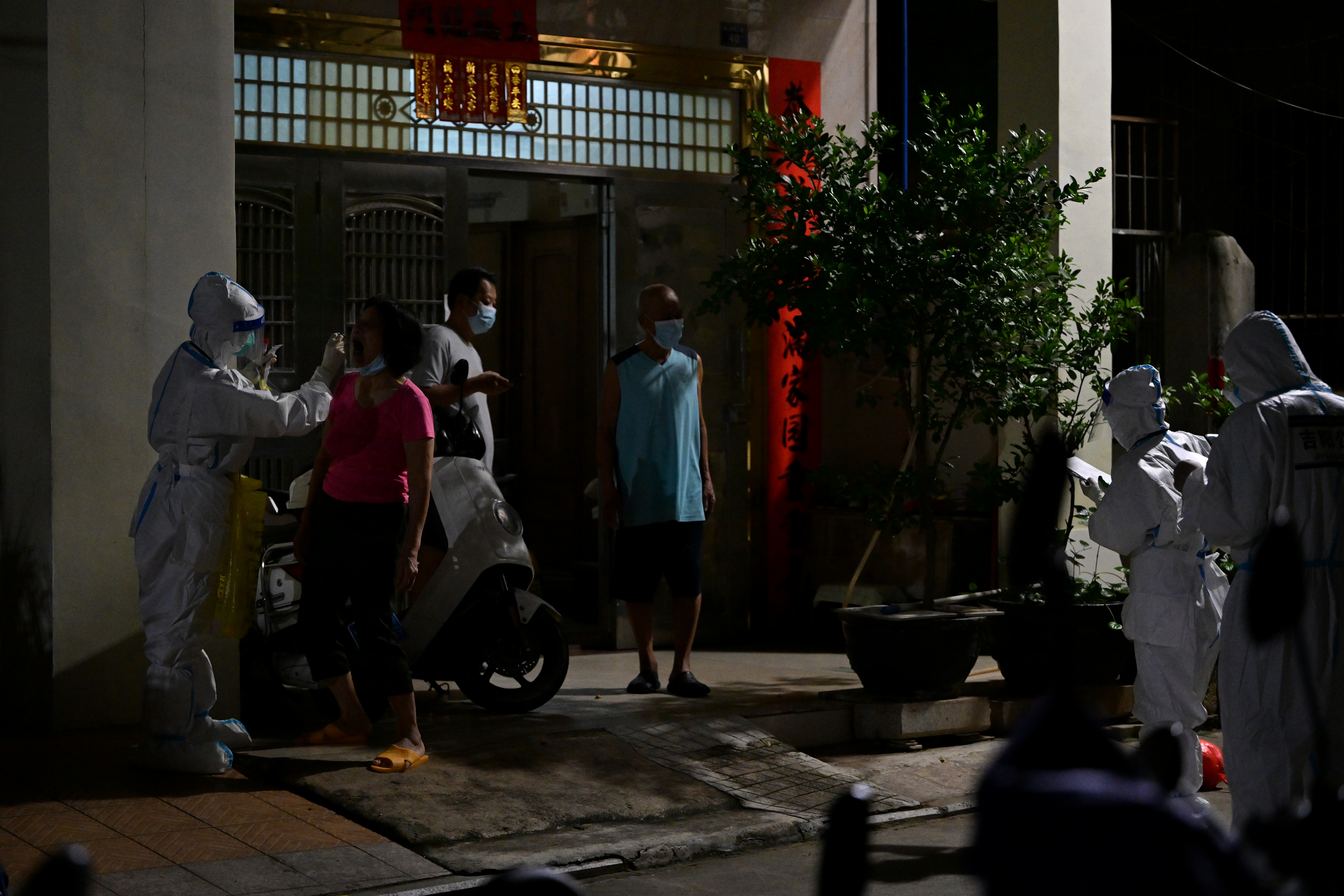 银奖《三亚夜幕里的追阳人》 李奇 摄