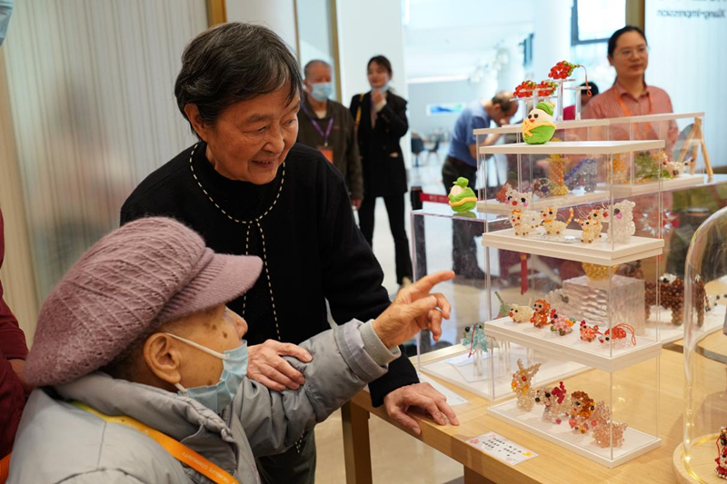 大家参观“湘园首届居民手工作品展”。