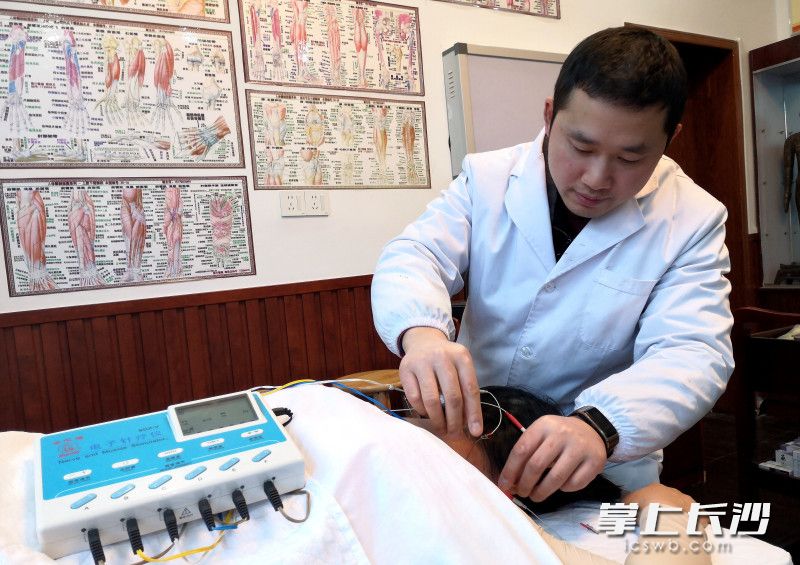 学医从医20多年的陶宋平被人称为穿白大褂的活雷锋。图片均为长沙晚报全媒体记者 贺文兵 摄