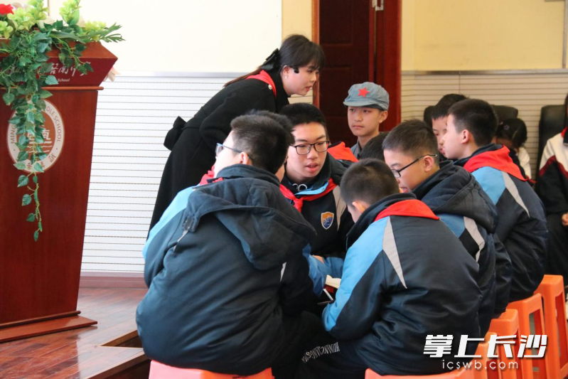 长郡外国语实验中学李文琴老师在队课中与学生积极互动。