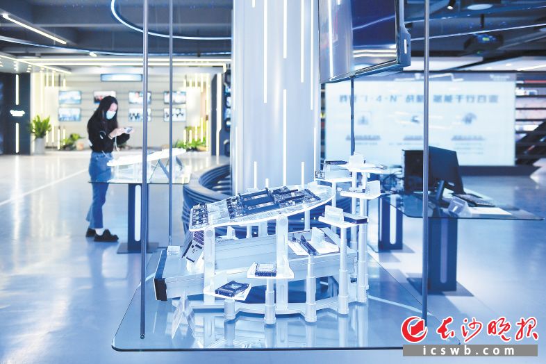 拓维信息展示厅展示的公司开发的产品。长沙晚报全媒体记者 邹麟 摄