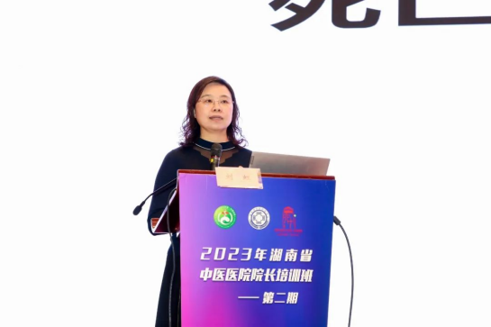 中南大学湘雅二医院肾内科教授刘虹以《死亡病例质控要领》为题授课。