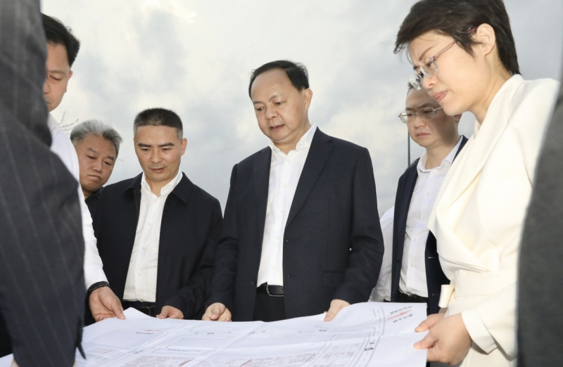 郑建新在长沙国际会展中心检查调度第三届中非经贸博览会、第三届长沙国际工程机械展筹备工作。