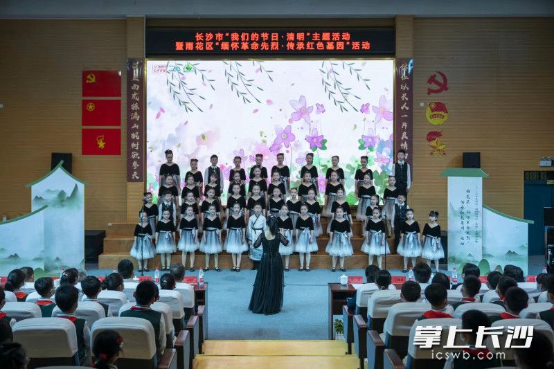 孩子们表演了精彩的主题节目。