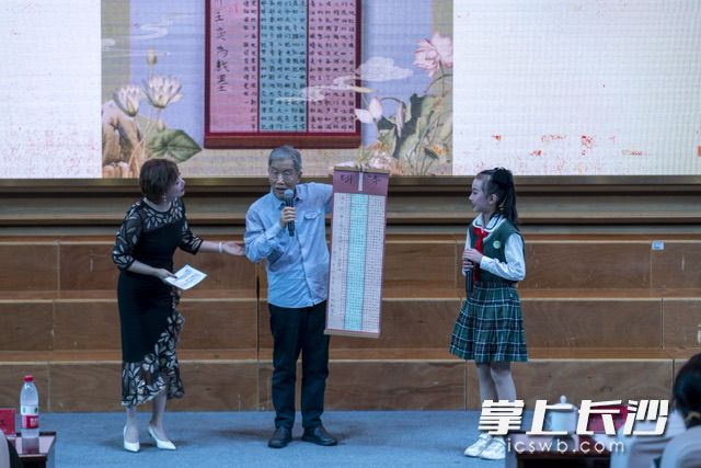 少白先生在现场接受学生赠予的书法作品。