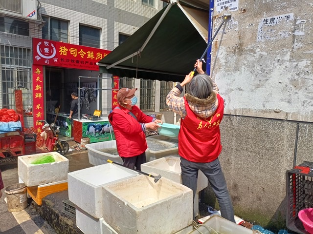 居民代表志愿服务队打扫社区卫生。